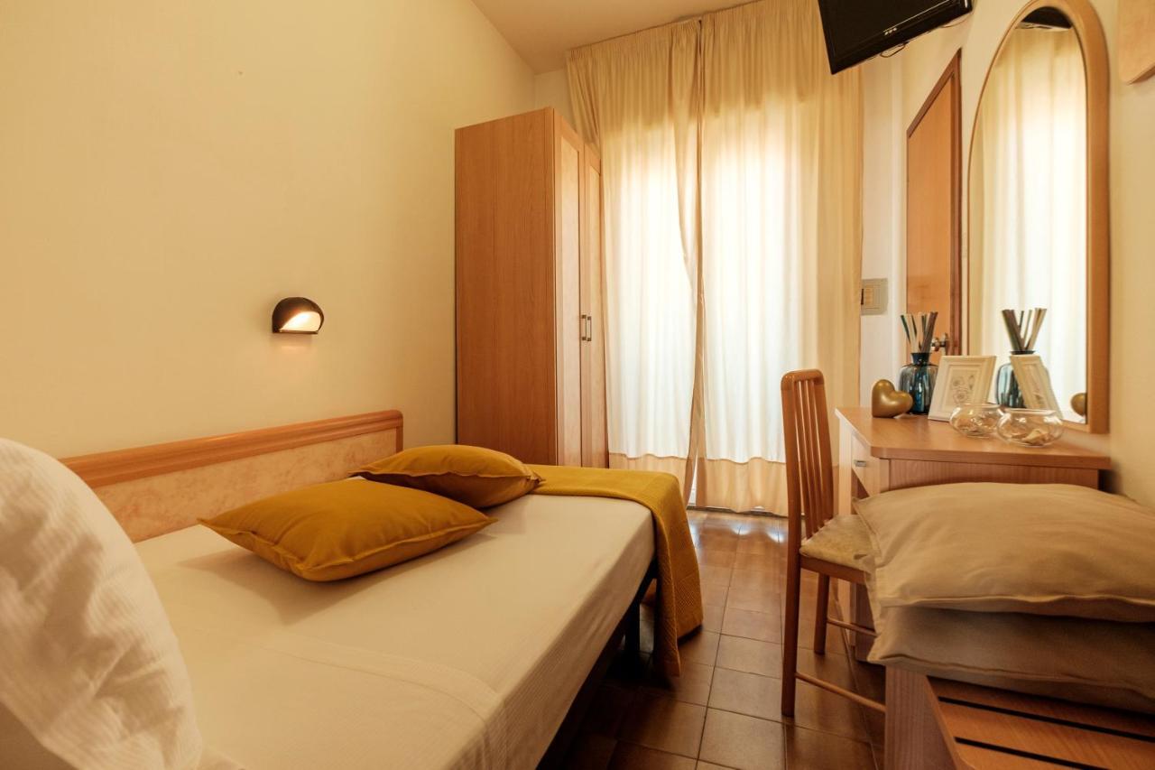 Hotel Oceanic Rimini Esterno foto