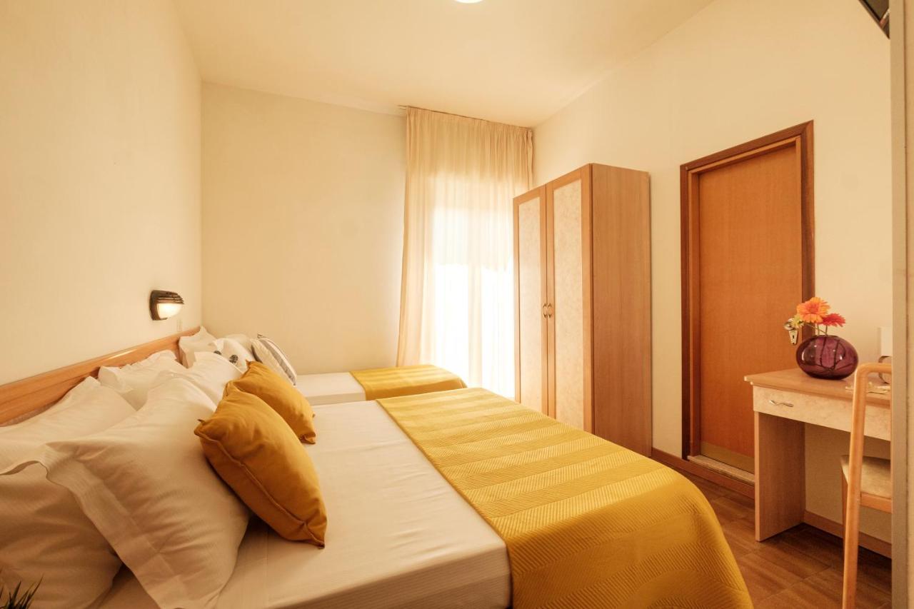 Hotel Oceanic Rimini Esterno foto