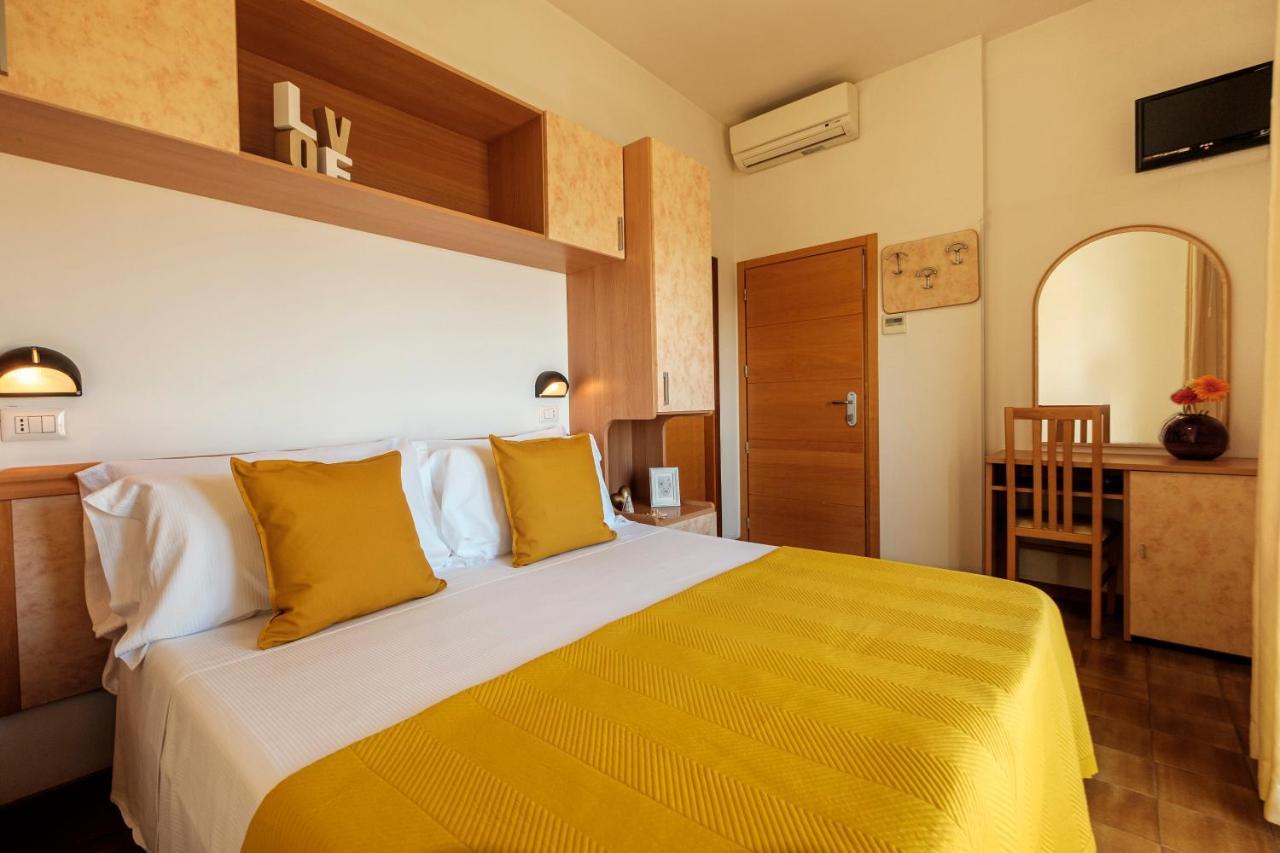 Hotel Oceanic Rimini Esterno foto