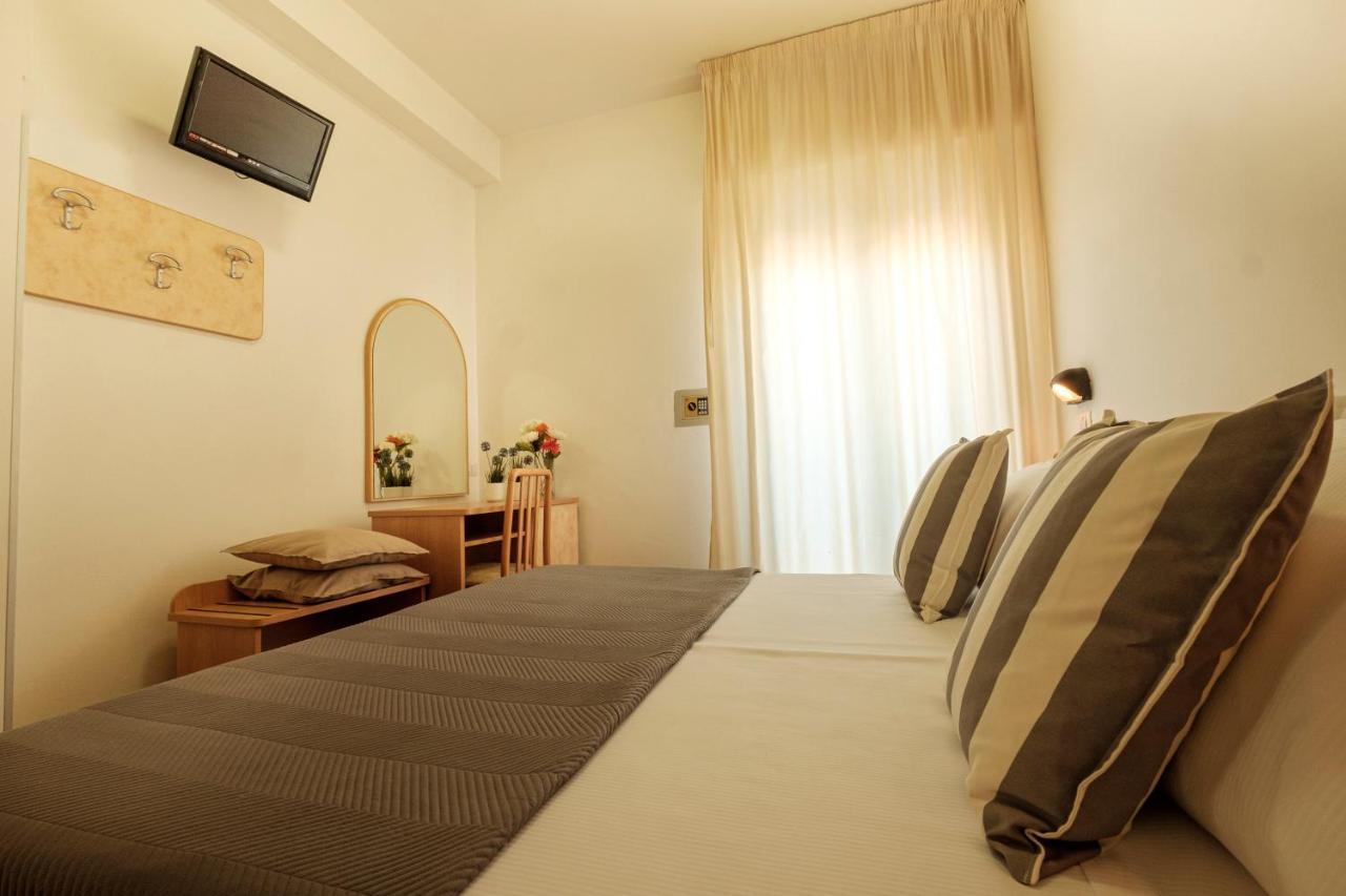Hotel Oceanic Rimini Esterno foto