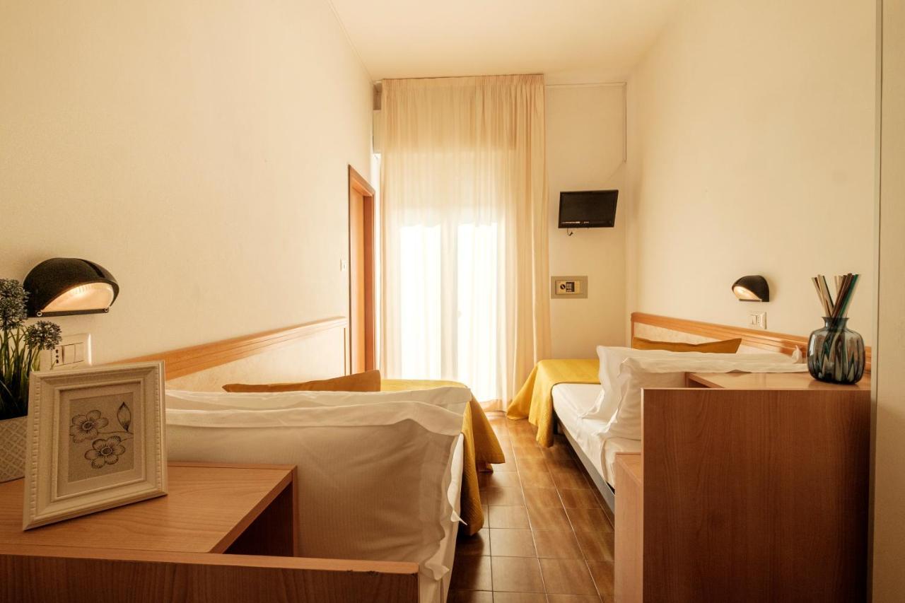 Hotel Oceanic Rimini Esterno foto