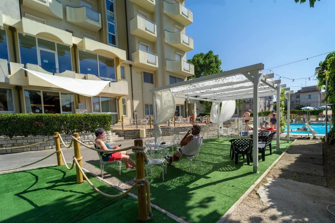 Hotel Oceanic Rimini Esterno foto